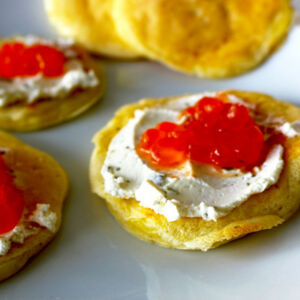 Blinis maison aux oeufs de saumon : Recette de Blinis maison aux oeufs de  saumon