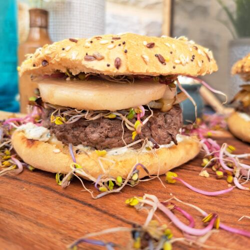Burger bœuf, Boursin®, poire et confit d’oignon