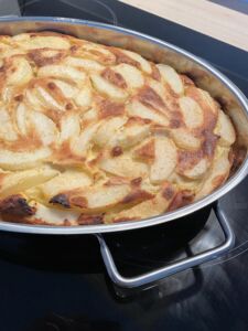 Flognarde aux poires dans la cocotte ovale XXL WMF